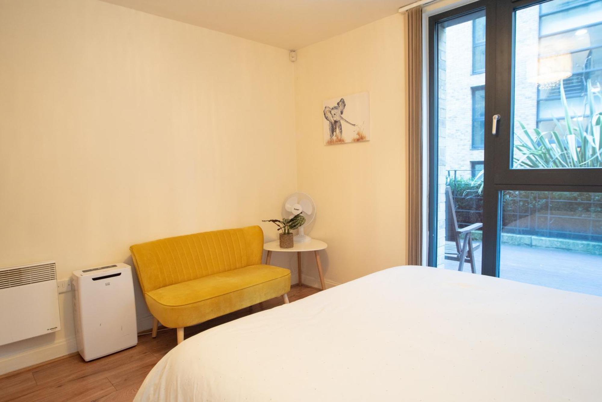 Spacious 1 Bed Apartment With Workspace, Coffee & Free Secure Parking Бирмингем Экстерьер фото