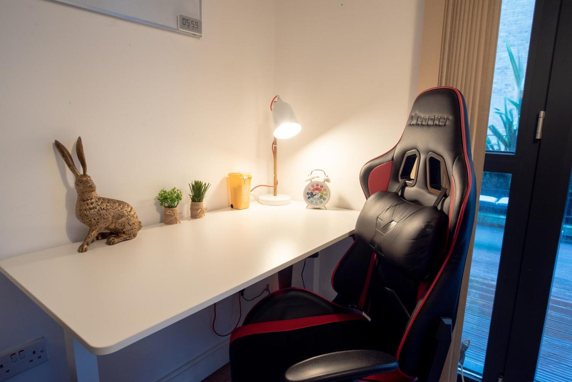 Spacious 1 Bed Apartment With Workspace, Coffee & Free Secure Parking Бирмингем Экстерьер фото
