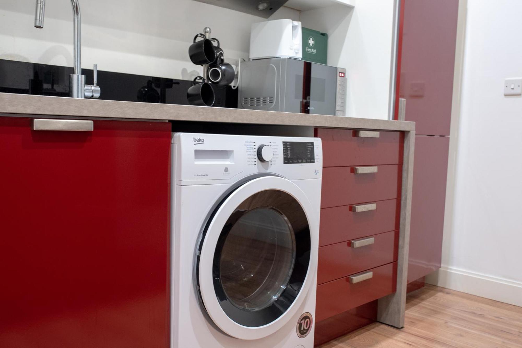 Spacious 1 Bed Apartment With Workspace, Coffee & Free Secure Parking Бирмингем Экстерьер фото