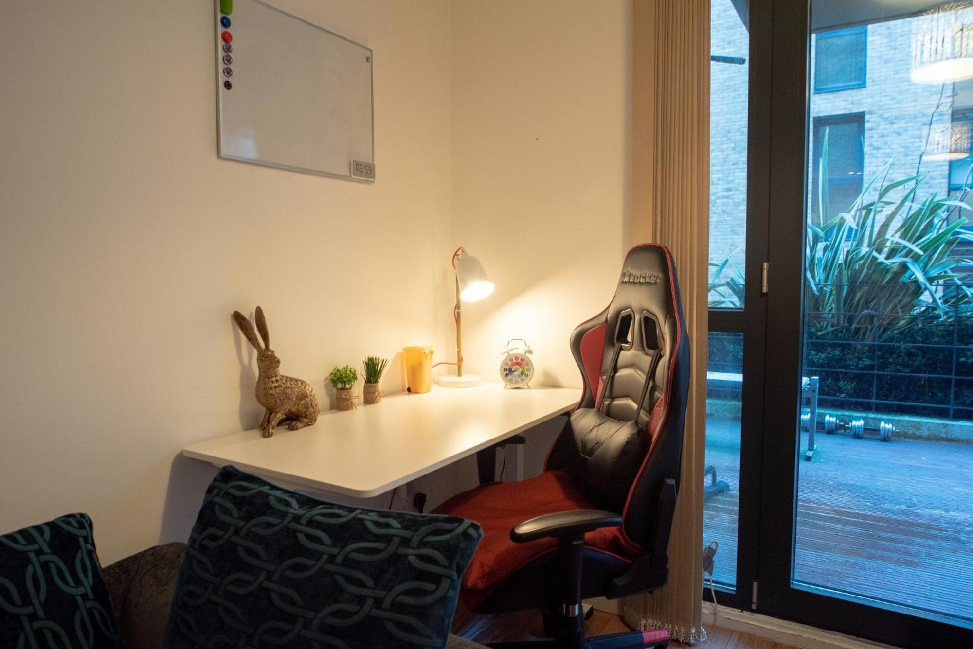 Spacious 1 Bed Apartment With Workspace, Coffee & Free Secure Parking Бирмингем Экстерьер фото