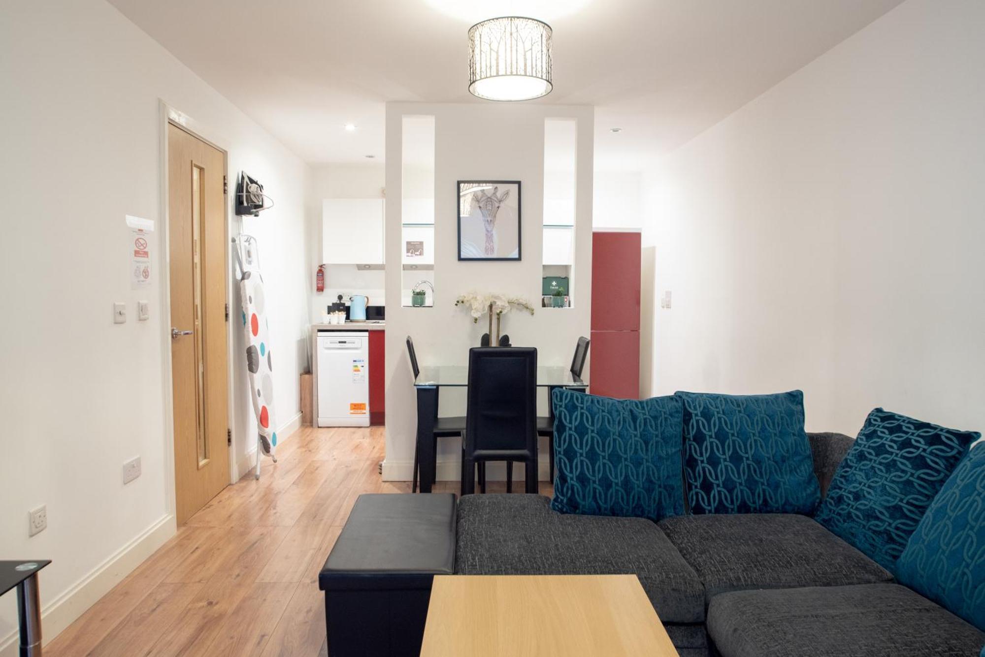 Spacious 1 Bed Apartment With Workspace, Coffee & Free Secure Parking Бирмингем Экстерьер фото