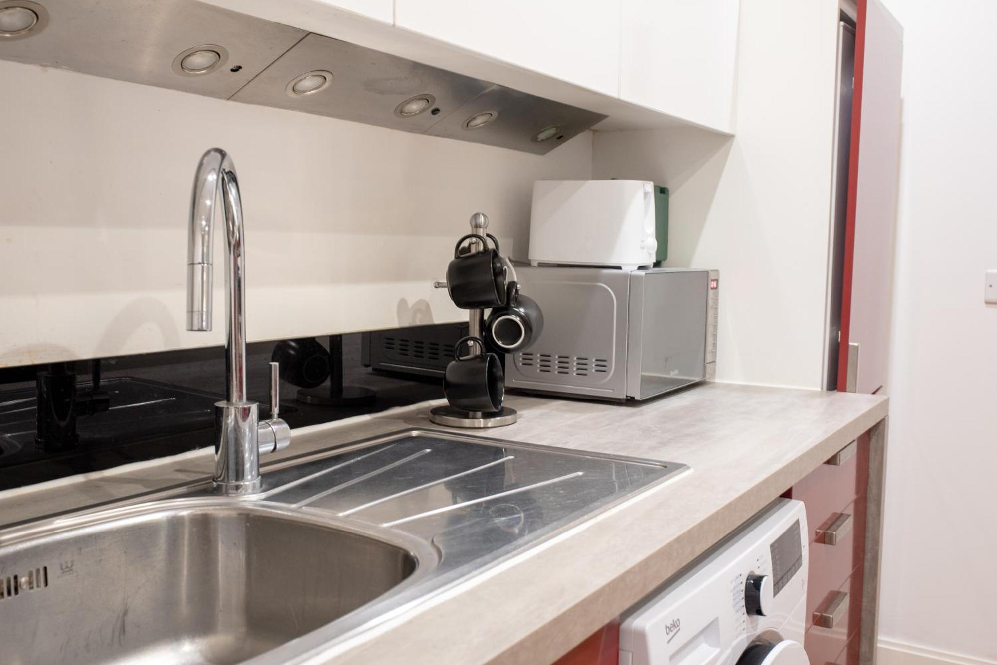Spacious 1 Bed Apartment With Workspace, Coffee & Free Secure Parking Бирмингем Экстерьер фото