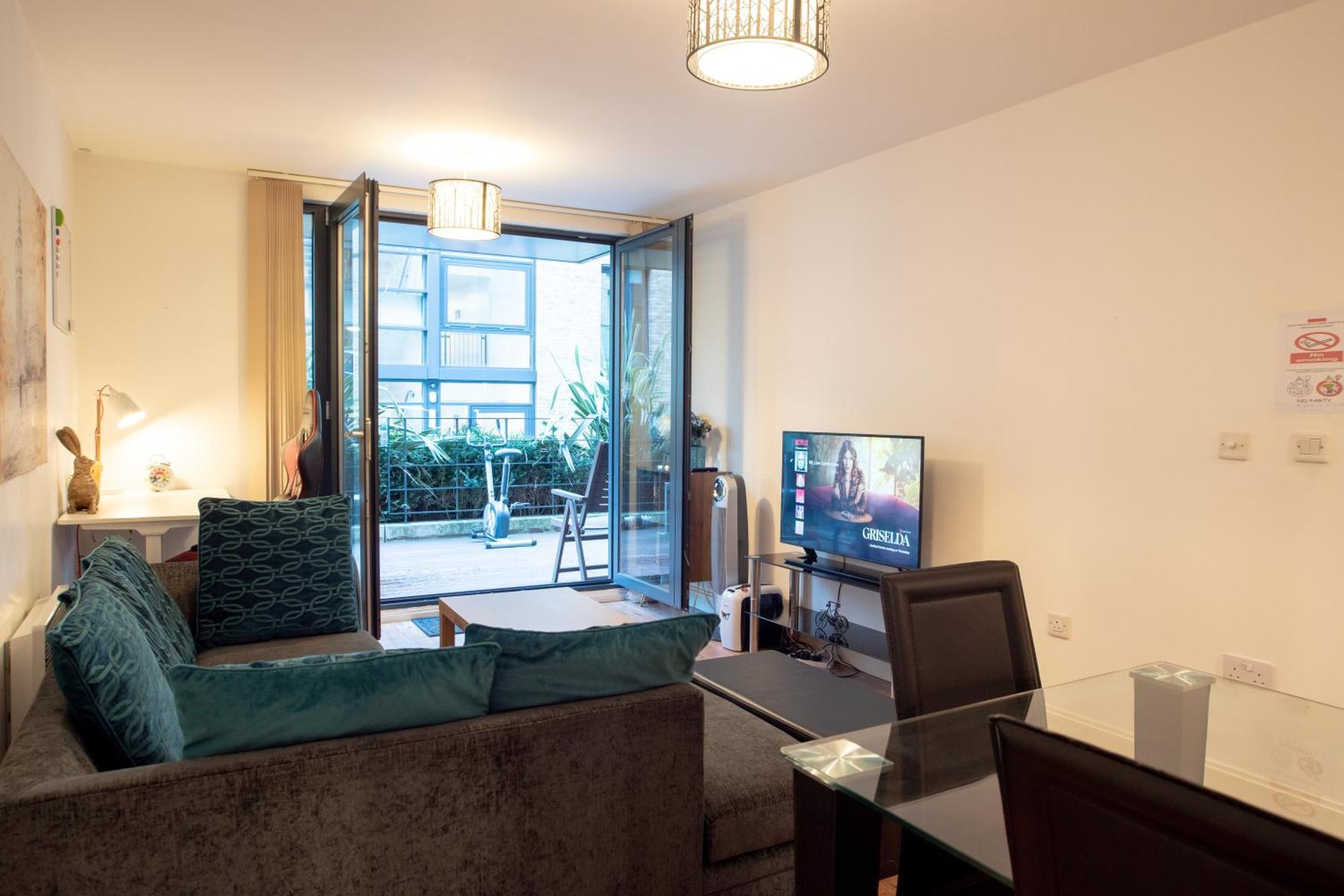Spacious 1 Bed Apartment With Workspace, Coffee & Free Secure Parking Бирмингем Экстерьер фото